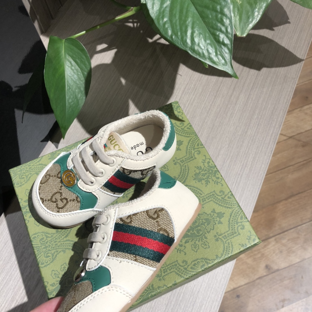 Children's shoes child